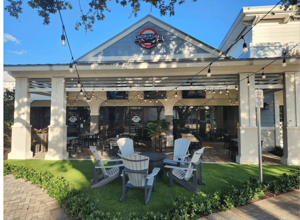 Lindburgers Jupiter patio and restaurant entrance